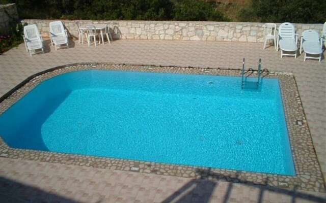 Akrotiri View Villas