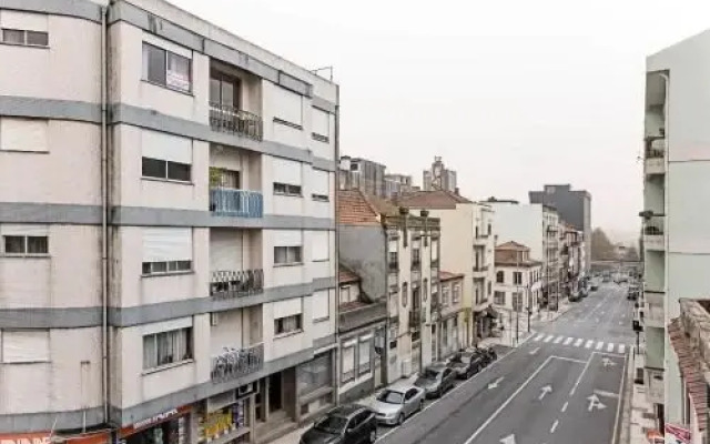 Camões Flat w/ AC & Balcony by LovelyStay