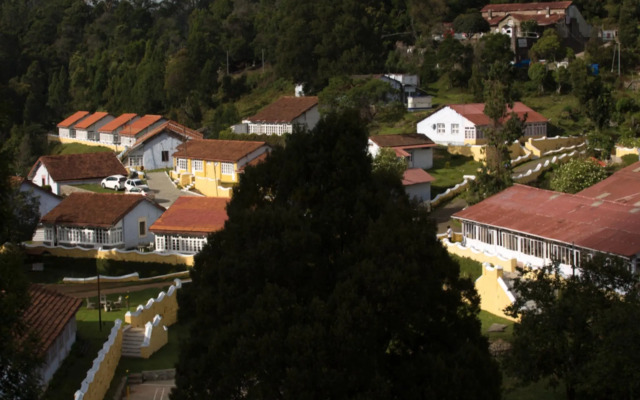 OYO Premium Golf Club Road