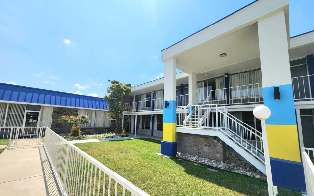 Days Inn by Wyndham Seguin TX