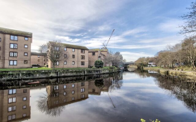 Converted Tea House With Retro Vibes In Lively Leith