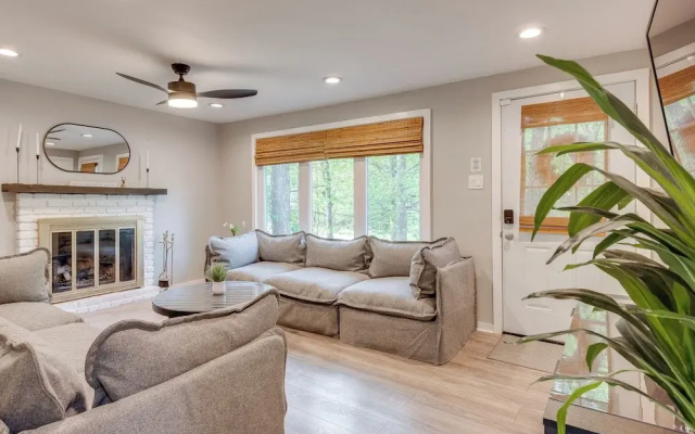 Game Room & Deck: Family Home in Tobyhanna!