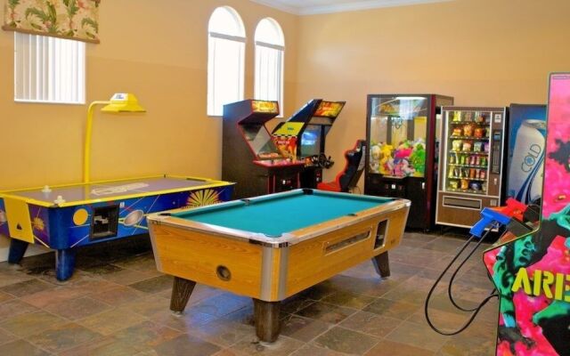 Hideaway Dream 6 Bedroom Home by RedAwning