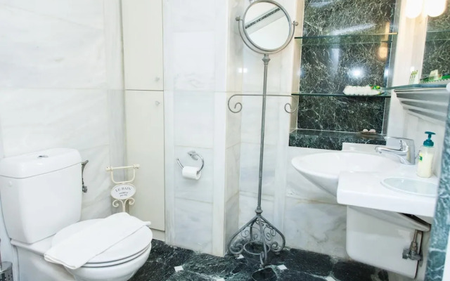 Chic Charming Central Athens Apt.