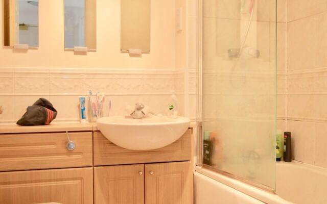 Modern Two Bedroom Flat in Leith