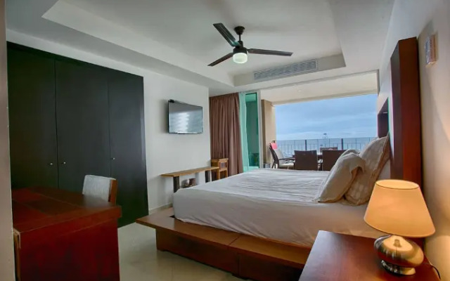 Wake Up To Sounds Of The Ocean Condo