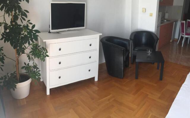 Studio apartman Lara ***