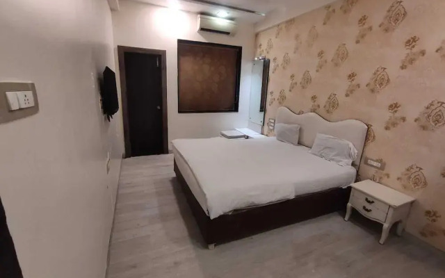 Hotel Shades Of Royal