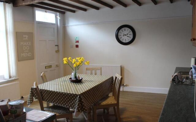 Spacious & Cozy Mid Wales Town Centre Apartment, With Bike Storage