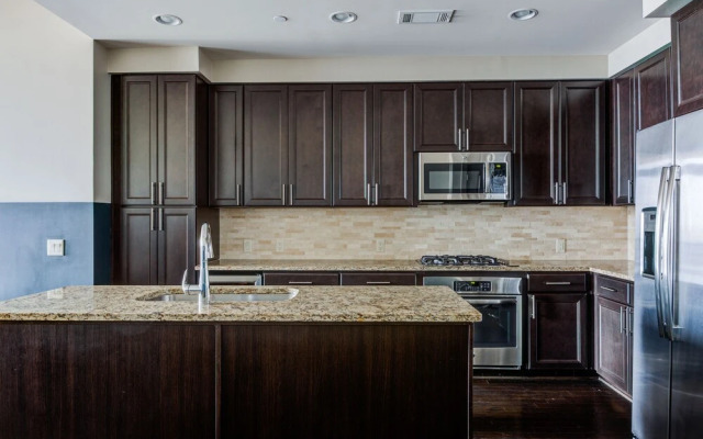 Domio Downtown Trendy 2BR Gym/sauna