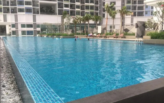 Hill 10 Residences I-City by Beestay