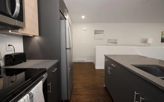 Gorgeous 2-bedrooms Duplex Upper Unit