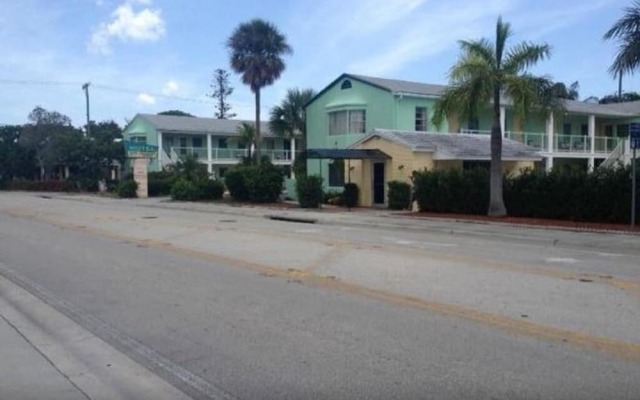 Holiday House Motel