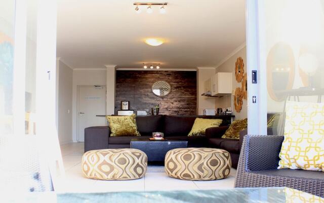 Sunlit Apartment Muizenberg Beachfront