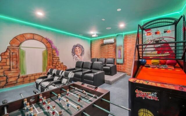 Ultimate 6 Bedroom Villa by Redawning