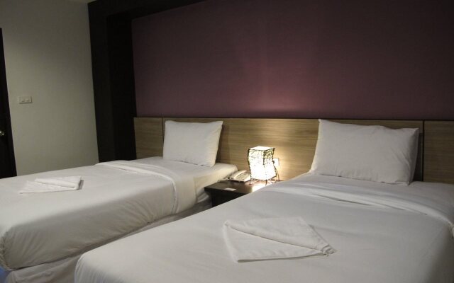 OYO 1127 Baan Siam Hotel