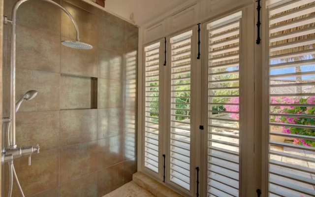 6 BR Beachfront Lush Oasis