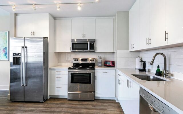 Spacious 4BR Condo Near French Quarter