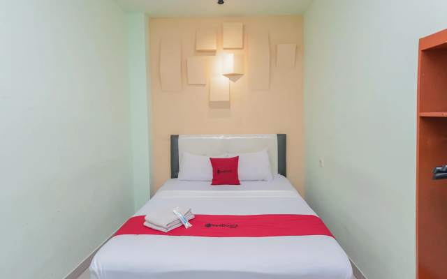 RedDoorz near Alun Alun Madiun