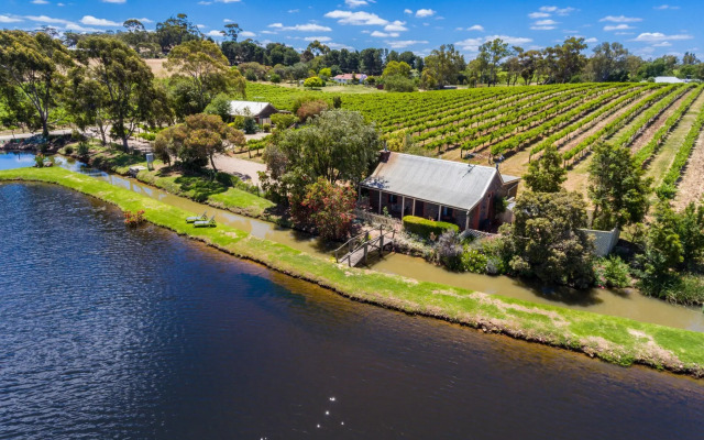 Stonewell Cottages & Vineyards