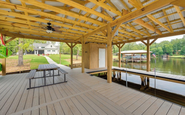 Spacious Lake Sinclair Vacation Rental w/ Dock!