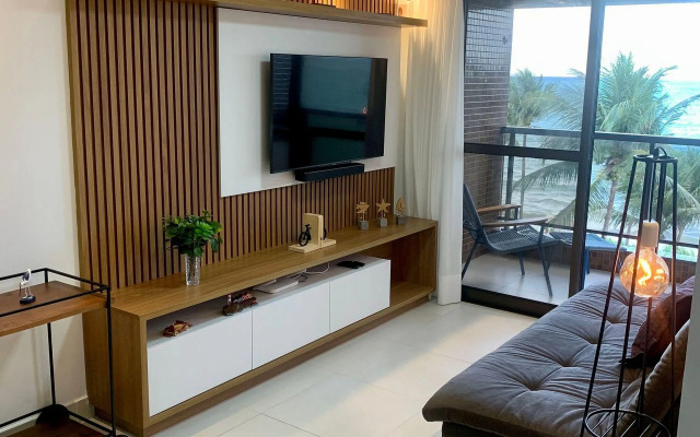 Apartamento alto padrão em condomínio pé na areia
