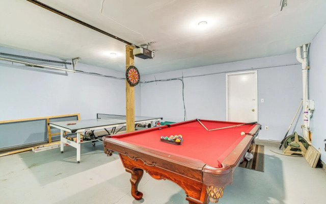 Pocono Getaway: Hot Tub, Community Lake Access!