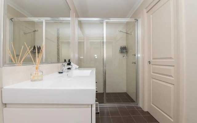 Centennial Cres, Modern, Entertaining Home, Sleeps 8