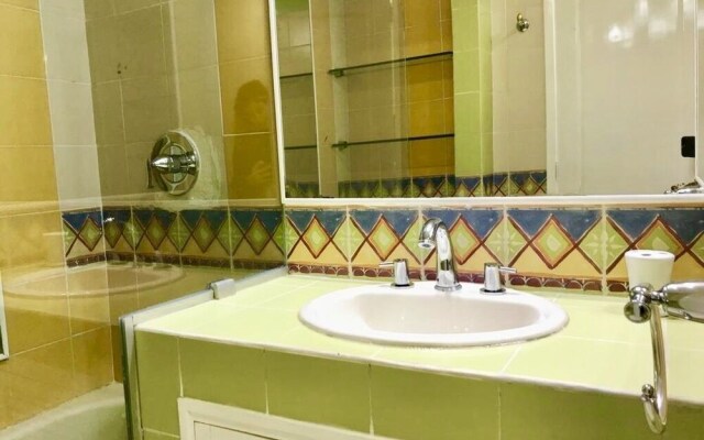 Beach Paradise with wifi/AC Close to Everything