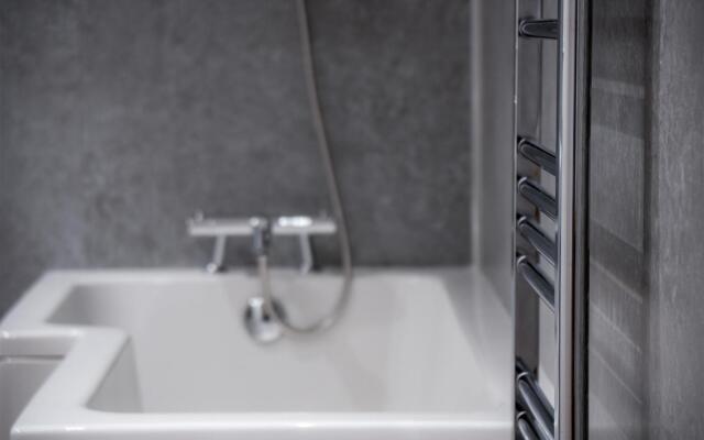 Ivy Cellar - 2 Bedroom Apartment - Tenby