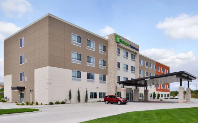 Holiday Inn Express & Suites Kansas City - Lee's Summit, an IHG Hotel