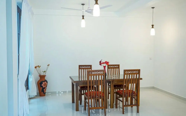 OYO 431 White Camelot