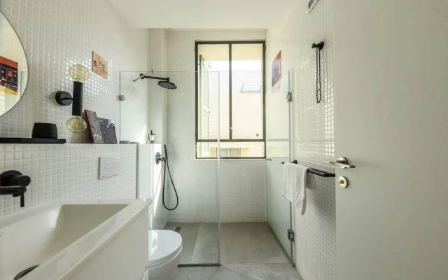 Artistic 2BD Apt w Balcony on Montefiore