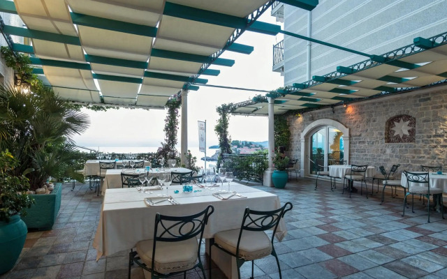 Hotel Azimut