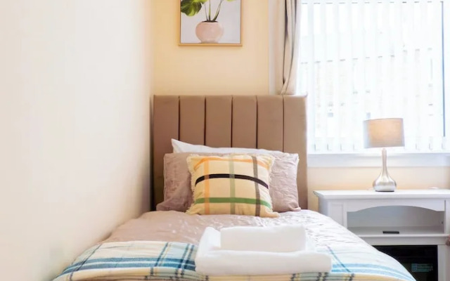 Lovely & Bright 2-Bed Apartment