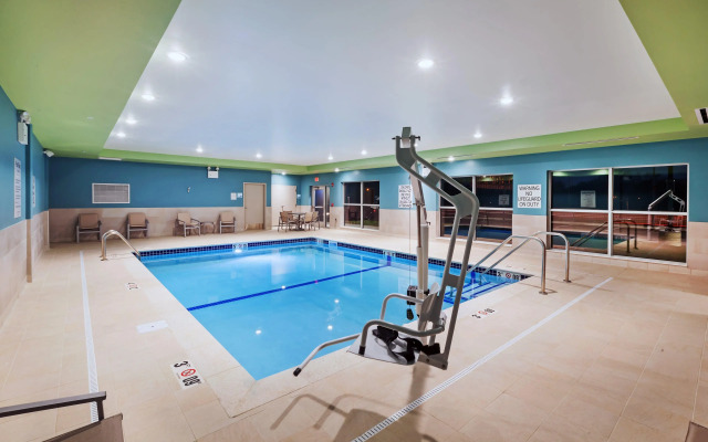 Holiday Inn Express & Suites Lenexa - Overland Park Area by IHG