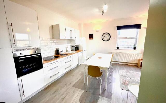 Stylish 4 bedroom Townhouse - Central Wokingham