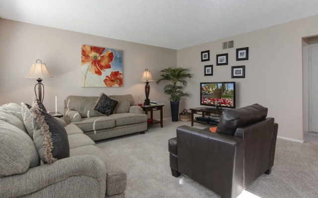 2BR Fabulous Palm Desert Condo by RedAwning