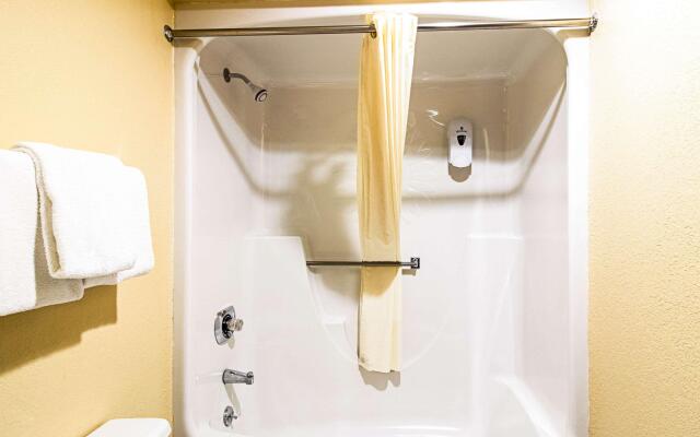 Econo Lodge Watertown