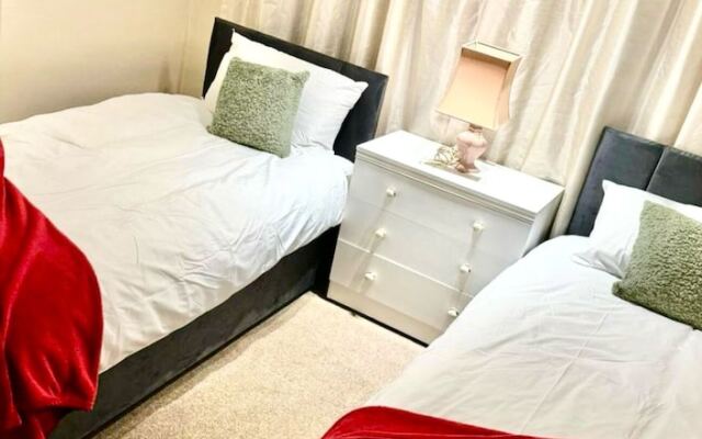 Spacious 3-bed House With Free Parking
