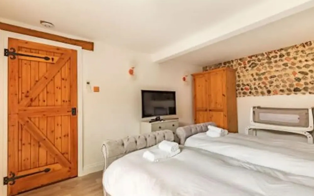 Host Stay Rogues Barn