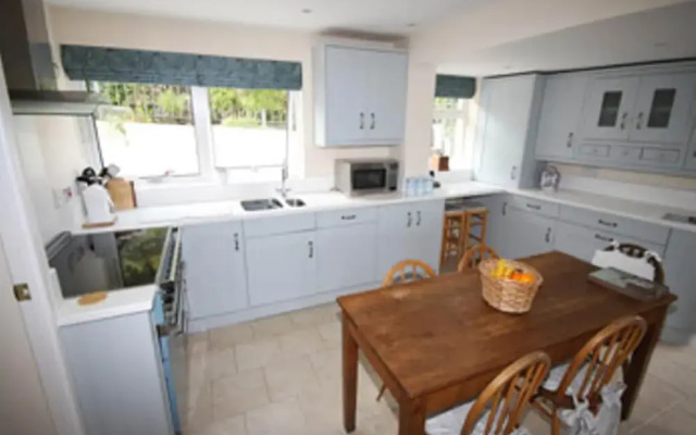 Spacious Detached House With Parking & Views