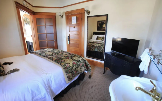 The Charles Pacific Grove - Artfully Designed Inclusive Inn