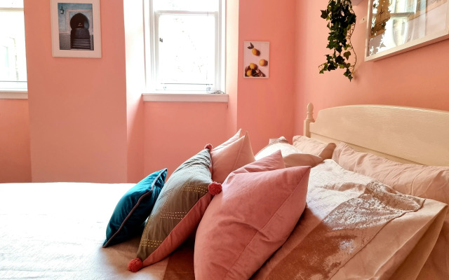 Vibrant Spacious Apartment In West End