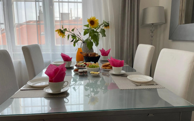 Panoramic Apt. near Chain Bridge