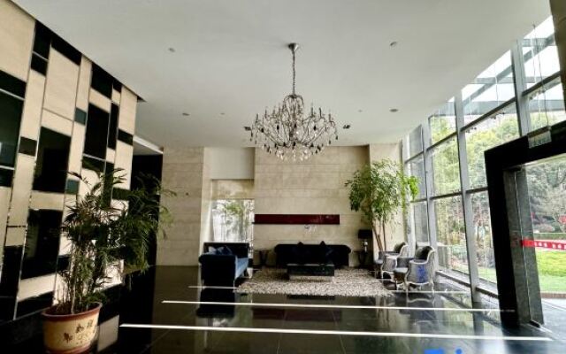 Pinke Service Apartment