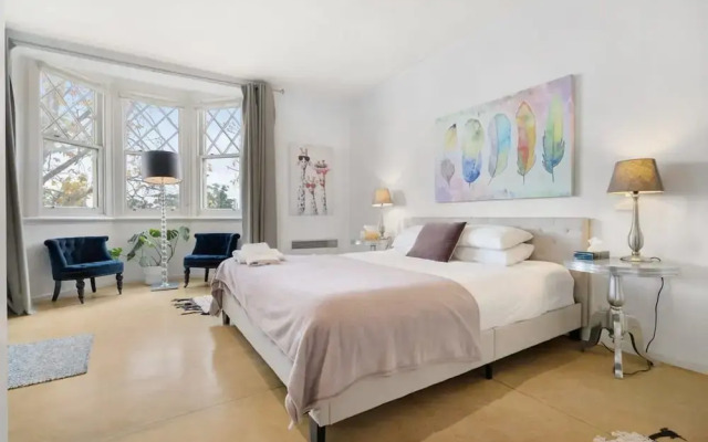 Spacious St Kilda Escape - Parking and City Views