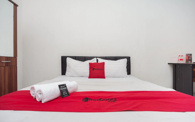 RedDoorz Syariah Plus near Jatiwarna Toll Gate