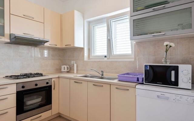 Simplistic Apartment in Neviđane near Sea Beach