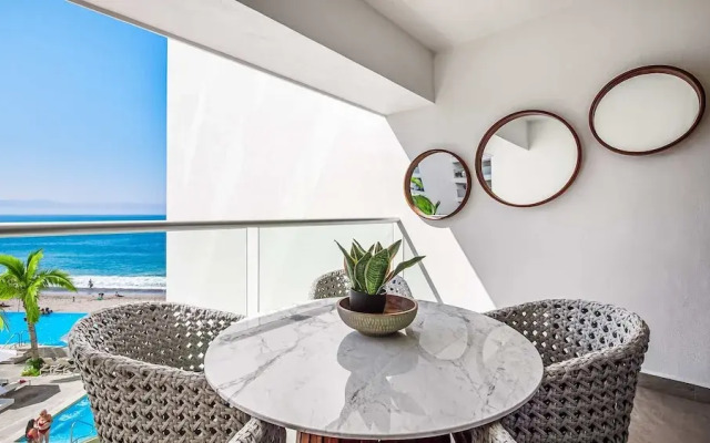 Oceanfront 1BR With Balcony - Sea View Pools